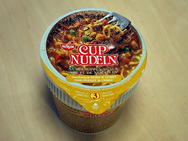 #003: Nissin Cup Nudeln Geschmack Huhn & Curry 