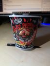 Mamee „Daebak Ghost Pepper Spicy Chicken Flavour Dry Black Cup Noodles“